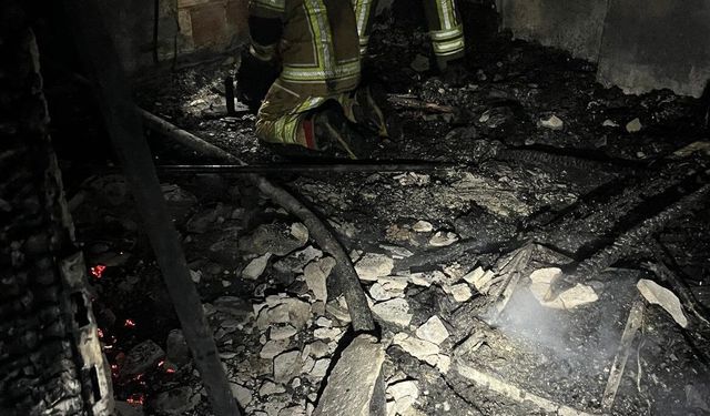 İzmir'de üç katlı binada yangın faciası