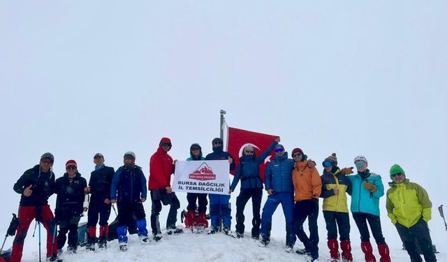 Uludağ'da mayıs sürprizi: Dağcılar 2 metrelik karda zirve yaptı