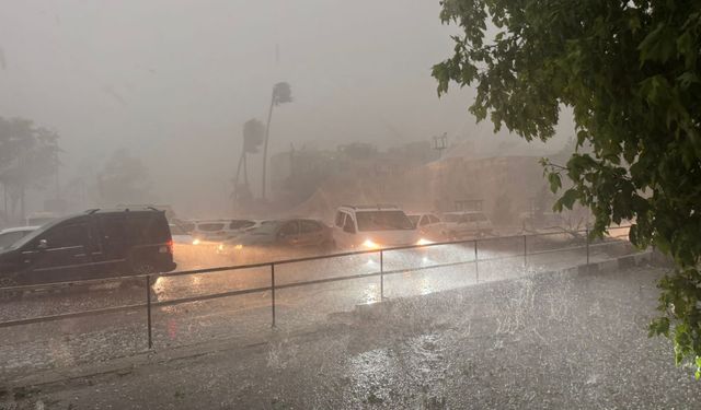 Şanlıurfa'yı dolu ve fırtına vurdu! Hasar büyük