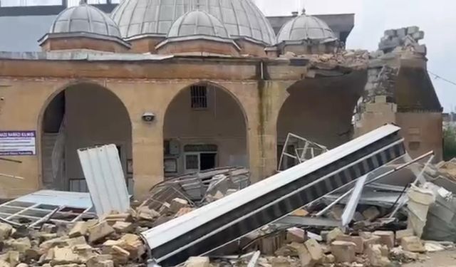 Fırtına dehşeti: Caminin minaresi kağıt gibi yıkıldı