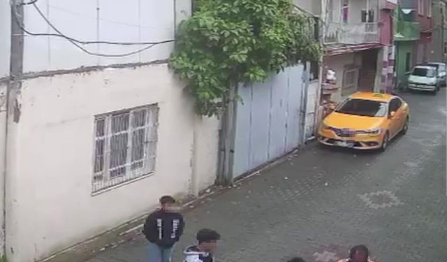 Sokakta evsiz adamı yumruklayan çocuğa ev hapsi