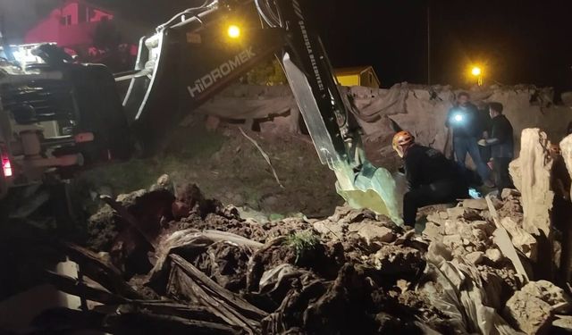 Sivas'ta çatısı çöken ağılda hayvanlar telef oldu