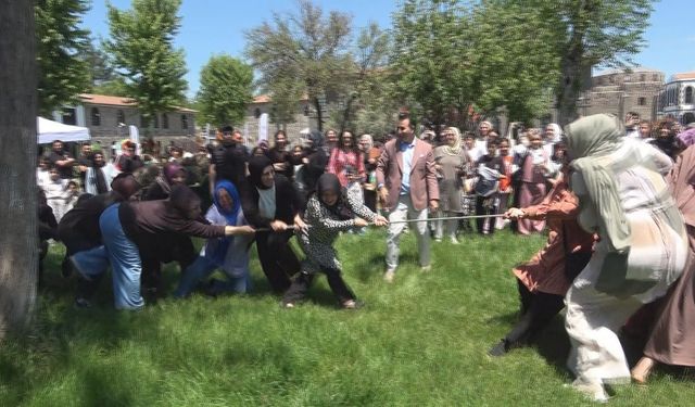 Diyarbakır'da Anneler Günü şenliğine yoğun katılım