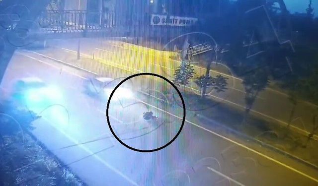 Üst geçitten atlayan 14 yaşındaki çocuk otomobilin altında kaldı