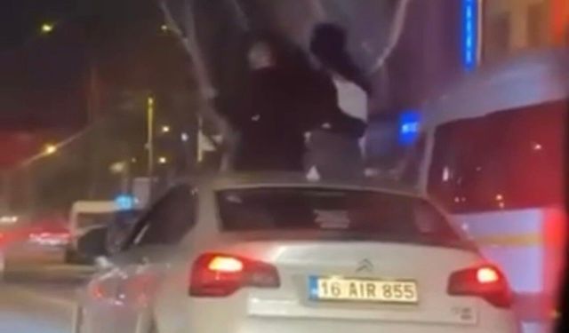 Bursa’da trafiği tehlikeye atan yolculuk! Otomobilin tavanında giden şahıslara ceza!
