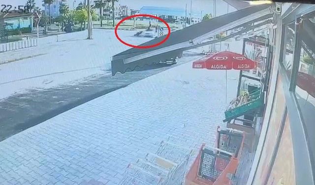 Antalya'da otomobille çarpışan motosiklettekiler metrelerce savruldu: 2 ağır yaralı