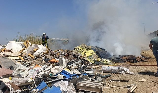 Antalya'da çöp ve molozlar yangına ortam hazırladı