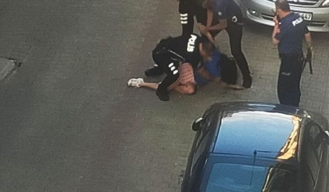 Samuray kılıcıyla sokağa çıkan genç kız dehşet saçtı! O anlar kamerada