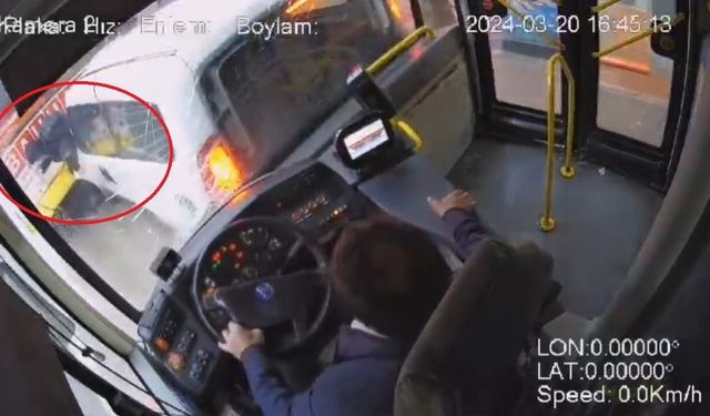 Otobüs şoförü uyuyup, önündeki araca çarptı... Lise öğrencisi iki aracın arasında böyle sıkıştı