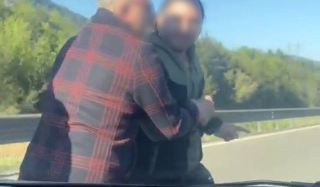 Bayram yolunda maganda dehşeti: Ailenin yolunu kesip sürücüye saldırdı!