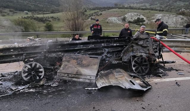 Afyonkarahisar-Antalya kara yolunda bariyerlere çarpan otomobil alev aldı