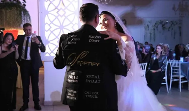 Hayretler içinde bıraktı! Düğün masraflarını düşürmek için damatlığını reklam panosu yaptı