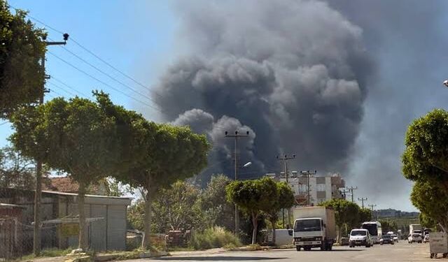 Antalya'da fabrikada çıkan depo yangını korkuttu