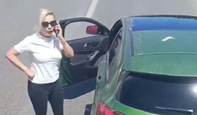 İzmir'de kadın sürücü seyir halinde hem telefonla oynadı hem ani fren yaparak trafiği tehlikeye attı!