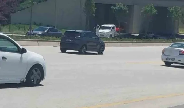 Araçların önüne atlayan kadın sürücü trafiği birbirine kattı