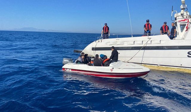 İzmir'de düzensiz göçmen operasyonu: 19 kişi yakalandı, 11 kişi kurtarıldı