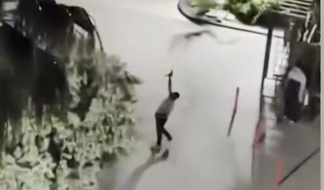 Komşusunun evine otomatik tabancayla ateş açtı!