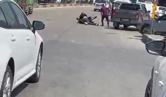 Tüfekle önünü kestikleri kamyonet sürücüsünü sopayla darbettiler!