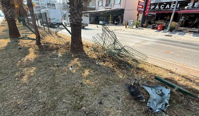 Antalya'da kontrolünü kaybeden araç rejüfdeki bariyerlere çarptı