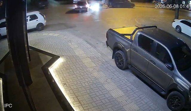 Antalya'da otomobille çarpışan motosiklettekiler metrelerce savruldu!