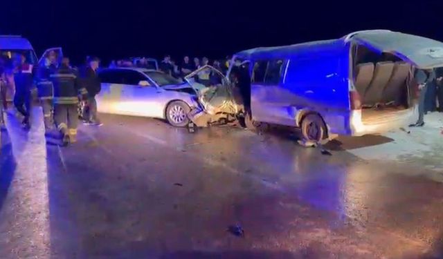 Gaziantep'te feci kaza: Kafa kafaya çarpan araçta çok sayıda yaralı