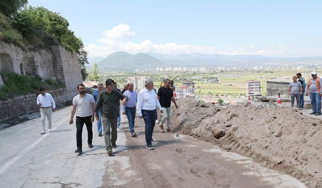 Melikgazi'de çöken istinat duvarı incelendi