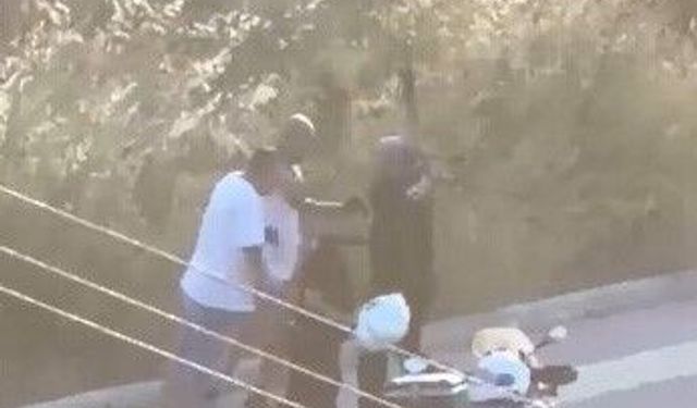 Polislere direnen şahıslar ile polisler arasında arbede çıktı: O anlar kamerada