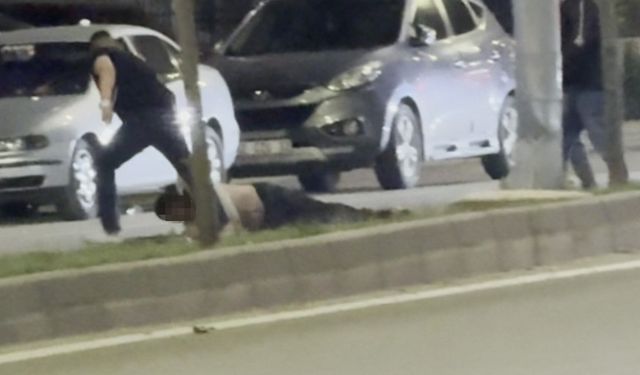 Bir tokatla yere serdiği şahsı sürükleyerek götürdü! O anlar kamerada