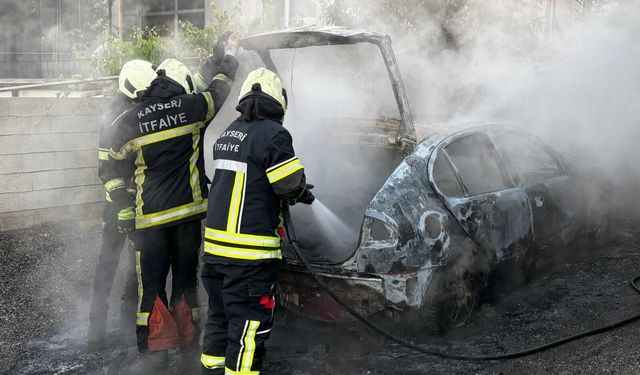 Kayseri'de otoparktaki otomobil küle döndü