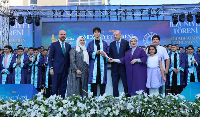 Erdoğan'dan duygusal anlar: Torununa diplomasını kendi elleriyle verdi