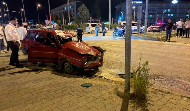 Kırmızı ışıkta dehşet: Genç motosikletli metrelerce sürüklendi!
