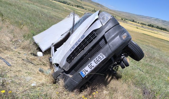 Çorum'da araç şarampole devrildi
