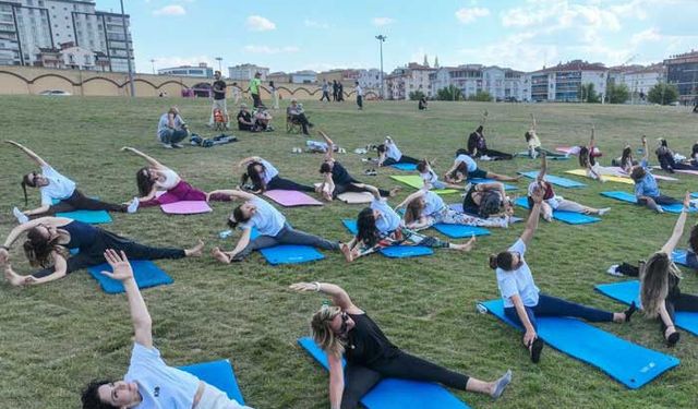 Dünya Yoga Günü'ne doğayla iç içe kutlama! Nefesler huzur için alındı