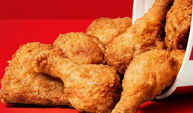 Ünlü fast food zincirinde şoke eden iddia: "Çocuğumun yediği tavukta kurtlar vardı!"