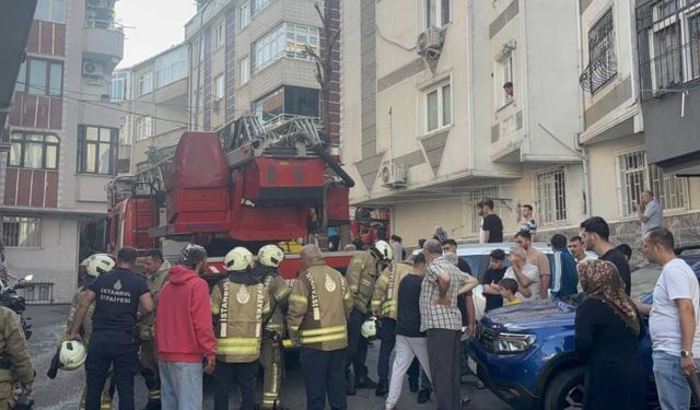 Gaziosmanpaşa'da dört katlı binada korkutan yangın