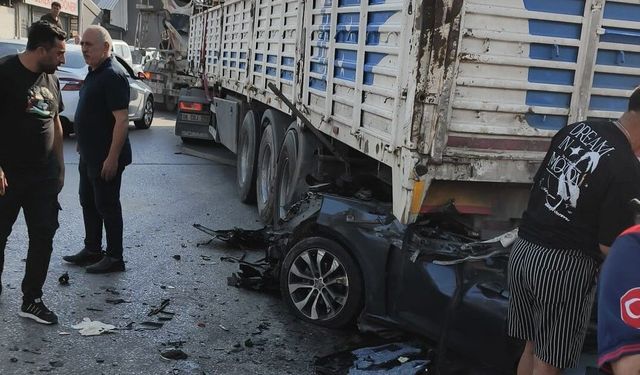 İzmir’de feci kaza! Otomobil tırın altına girdi: 1 ölü