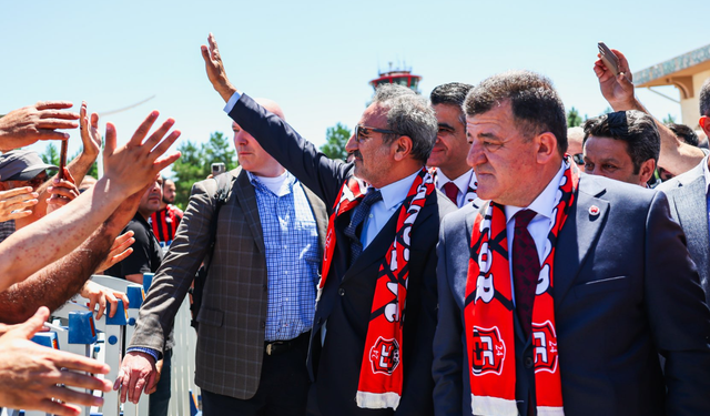 Fenerbahçe'nin sponsoru Hamdi Ulukaya Erzincanspor'a da sponsor oldu! Şehirde coşkuyla karşılandı