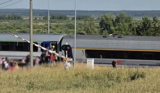 Polonya'da korkunç kaza: İki tren çarpıştı, seferler iptal