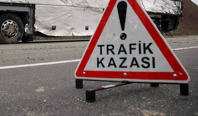 Kartal'da motosiklet sürücüsünün emniyet şeridindeki servise çarpması kamerada
