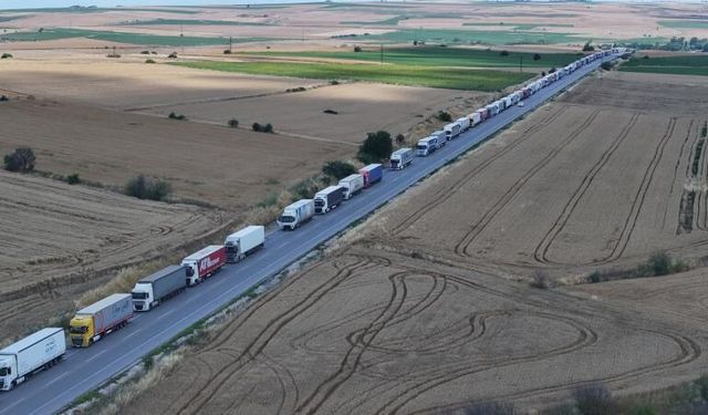 23 kilometrelik tır kuyruğu: Şoförler isyanda