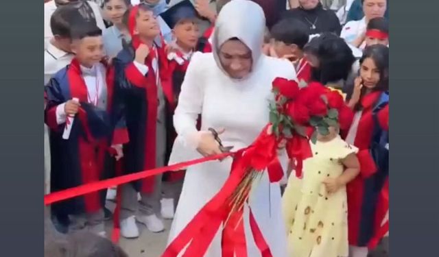 Sınıf öğretmeninin kurdeleli veda anları sosyal medyada gündem oldu
