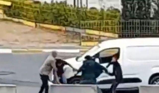 İstanbul trafiğinde linç gibi saldırı: Yere düşen adamı defalarca tekmeleyip bıçak istedi