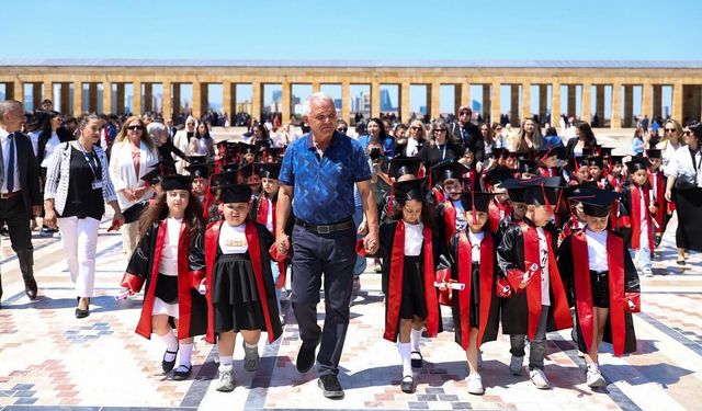 Karnelerini alan minikler Atatürk'ün huzuruna çıktı