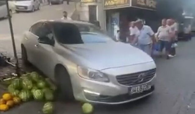 Lüks aracıyla pazara daldı! Karpuz tezgahını ezip yoluna devam etti