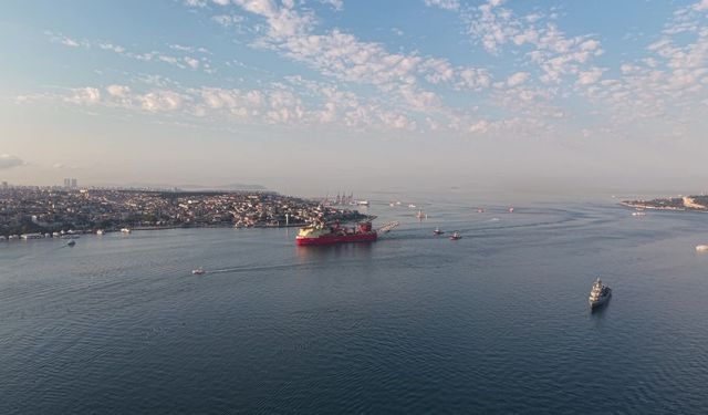 İstanbul Boğazı'nda dev gemi geçişi: Deniz trafiği çift yönlü durduruldu