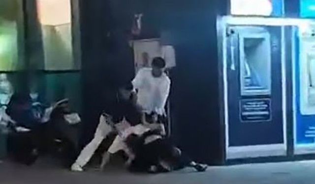 Tartıştığı genci yere yatırıp acımasızca darbettiler