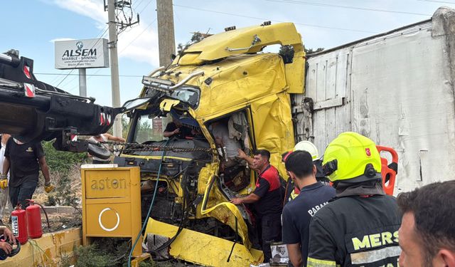 Mersin'de feci kaza! Tırlar kafa kafaya çarpıştı: 1'i çocuk 2 kişi hayatını kaybetti