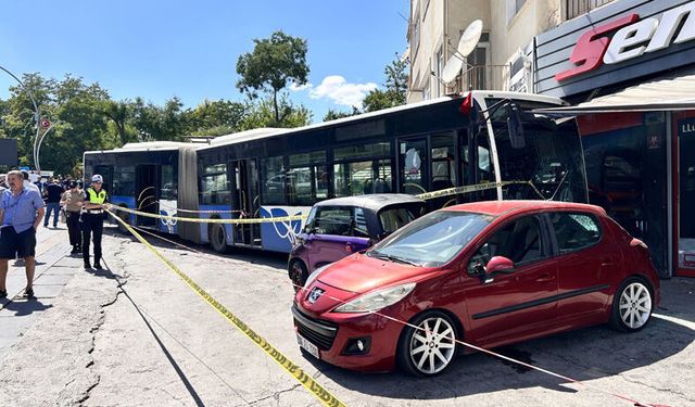 EGO otobüsü iş yerine dalmıştı! Kaza anı saniye saniye görüntülendi
