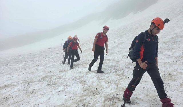 Çamlıhemşin'de 10 saatlik kurtarma operasyonu: 3 turist sağ bulundu