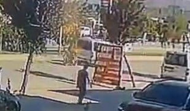 İnegöl'de motosiklet kazası: Güvenlik kamerası o anları saniye saniye kaydetti